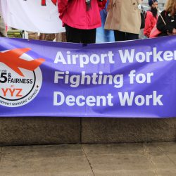 L’AIM souligne la fête des travailleurs en manifestant contre la privatisation des aéroports