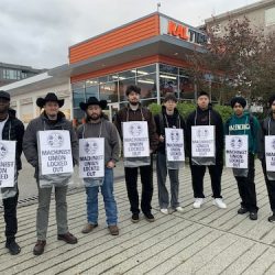 Les membres de la section locale 1857 de l'AIM en lock-out chez Kal Tire, à Burnaby, s'opposent fermement aux concessions salariales