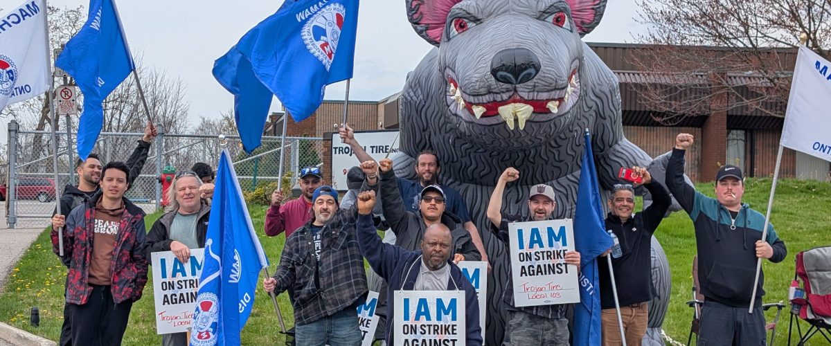 Les travailleurs et travailleuses de Trojan Tire manifestent à Burlington