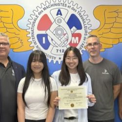 Béatrice Richer reçoit la bourse d'études du syndicat de l’IAM pour poursuivre une carrière en physique