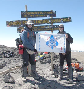 Le drapeau des Machinistes au sommet du mont Kilimanjaro!